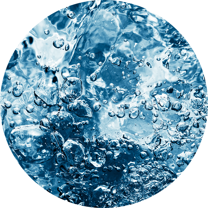 Ein lebhaft sprudelndes Wasserbild mit klaren, blauen Blasen und dynamischer Bewegung.