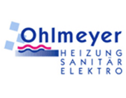 Logo von Ohlmeyer, blauer Text mit rosa Wellen und stilisierten Quadraten, Fachbereiche aufgelistet.